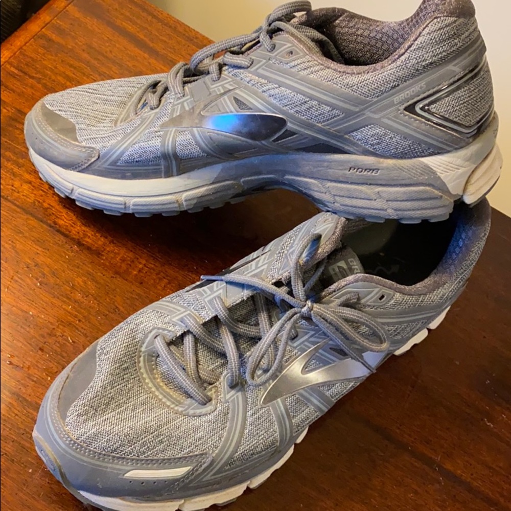 Brooks GTS 17 tennis shoes